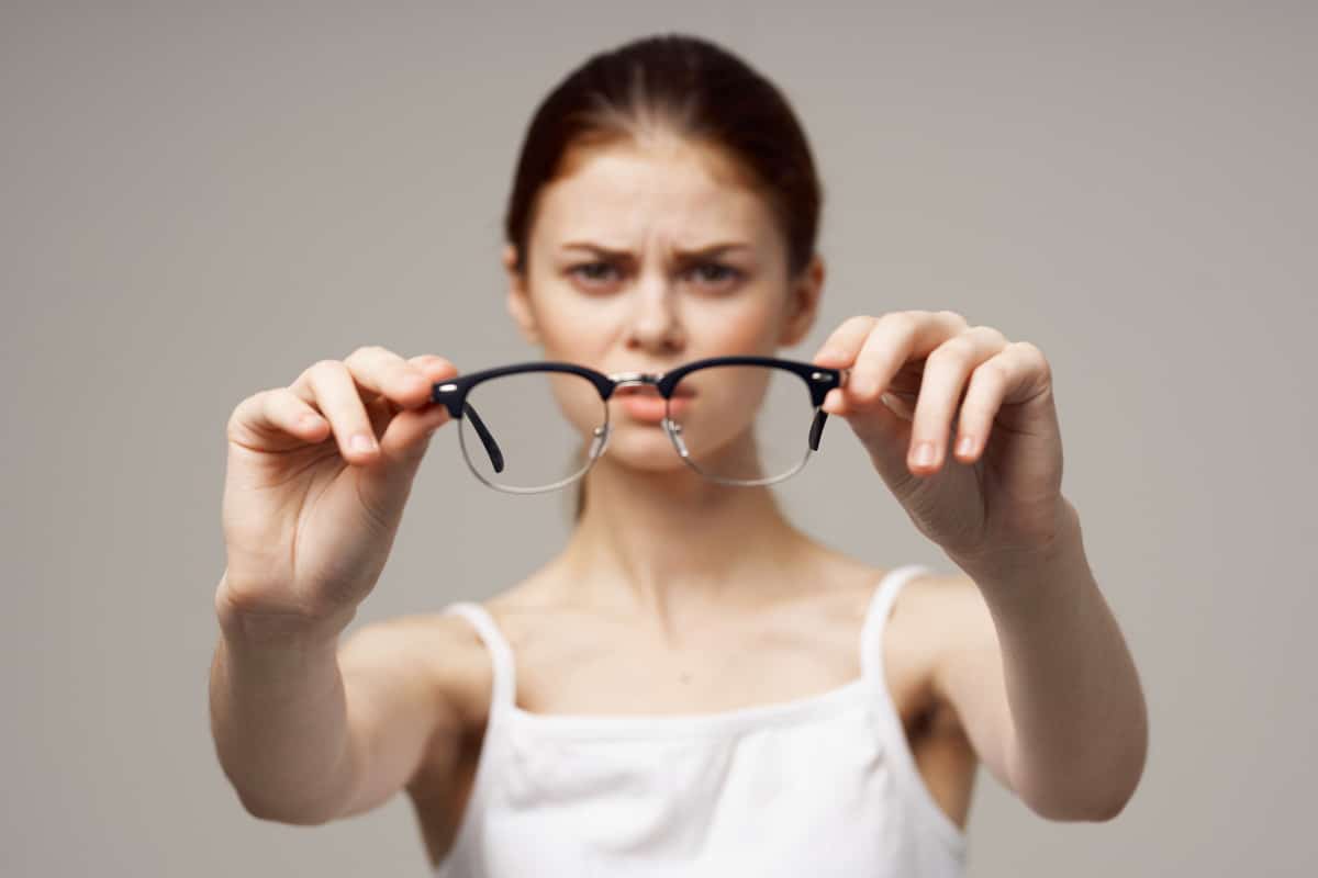 Those looking to adapt to wearing glasses following a rhinoplasty should seek advice from Dr. Becker for invaluable tips and practical strategies.
